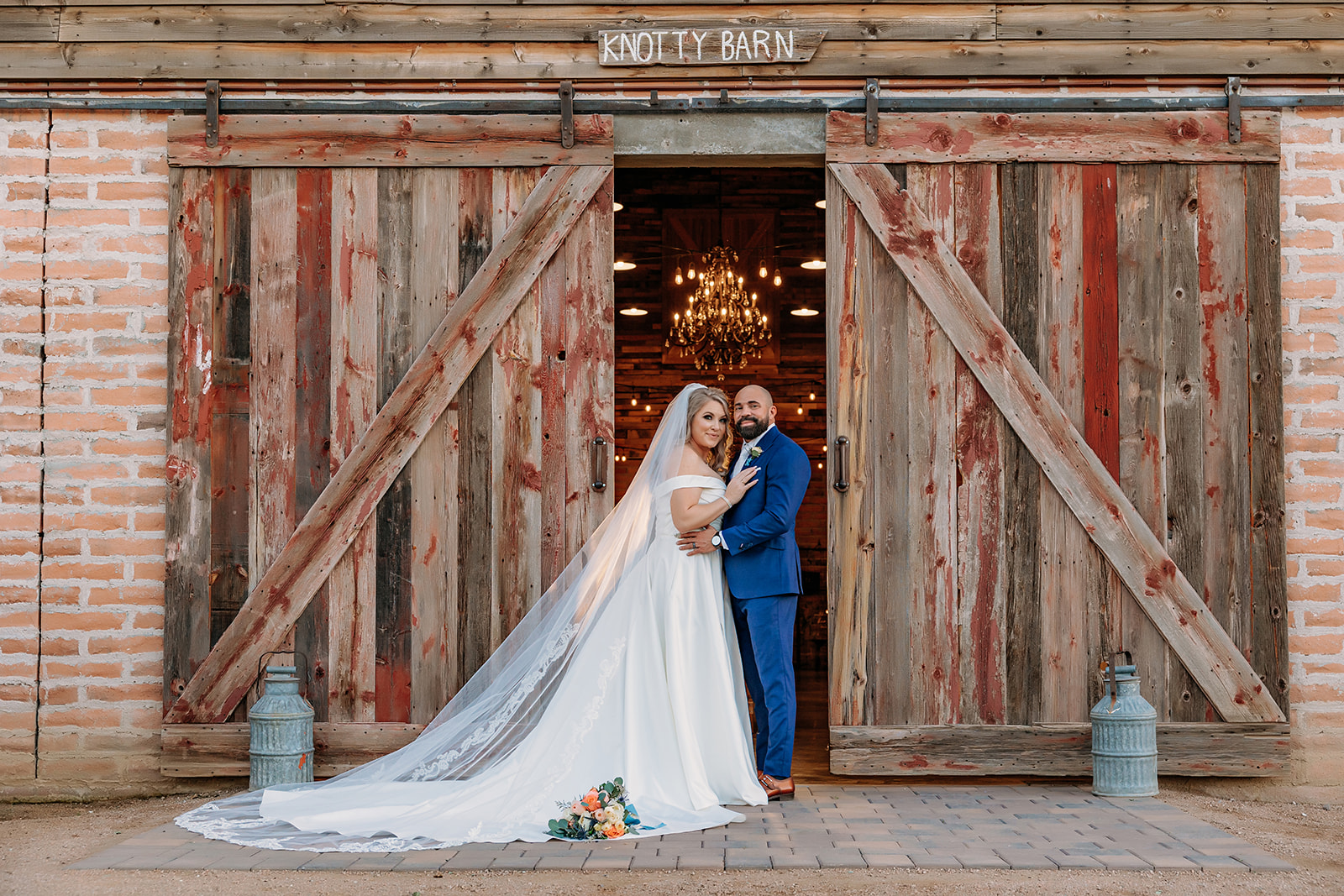 Wedding at Knotty Barn - Lia's Photography